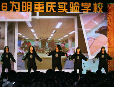 金猴闹春显青春活力，感恩十年扬理想风帆