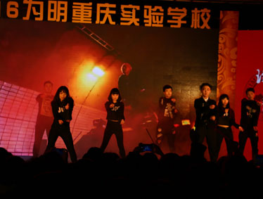 金猴闹春显青春活力，感恩十年扬理想风帆