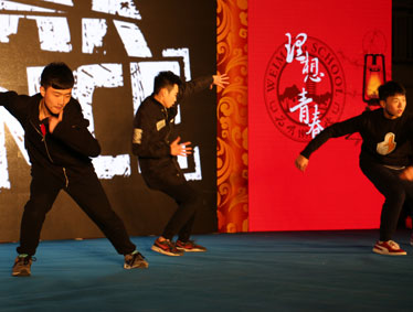 金猴闹春显青春活力，感恩十年扬理想风帆